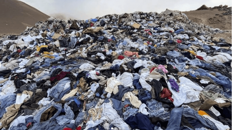 Discarica rifiuti tessili nel deserto di Atacama Cile